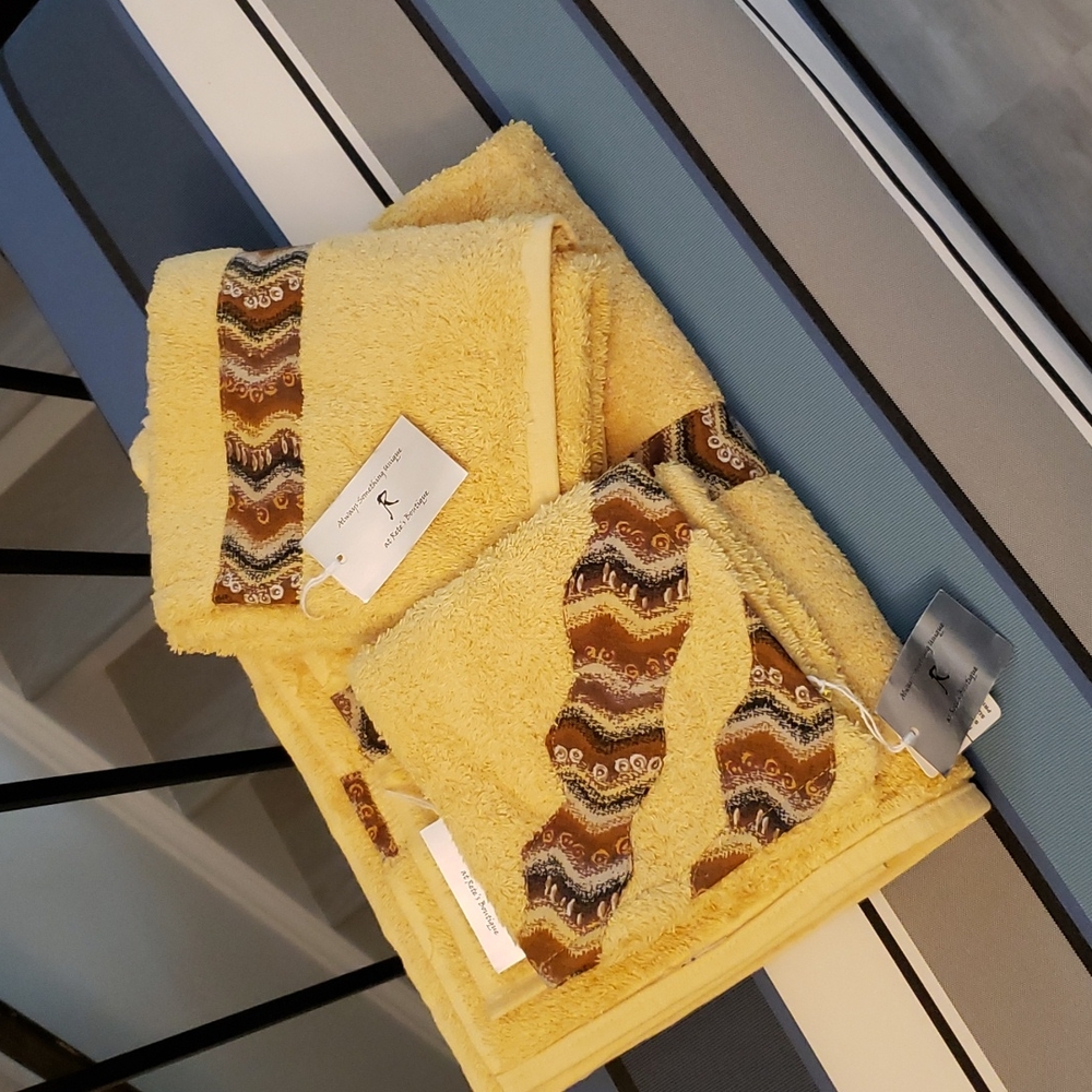 Accent towels